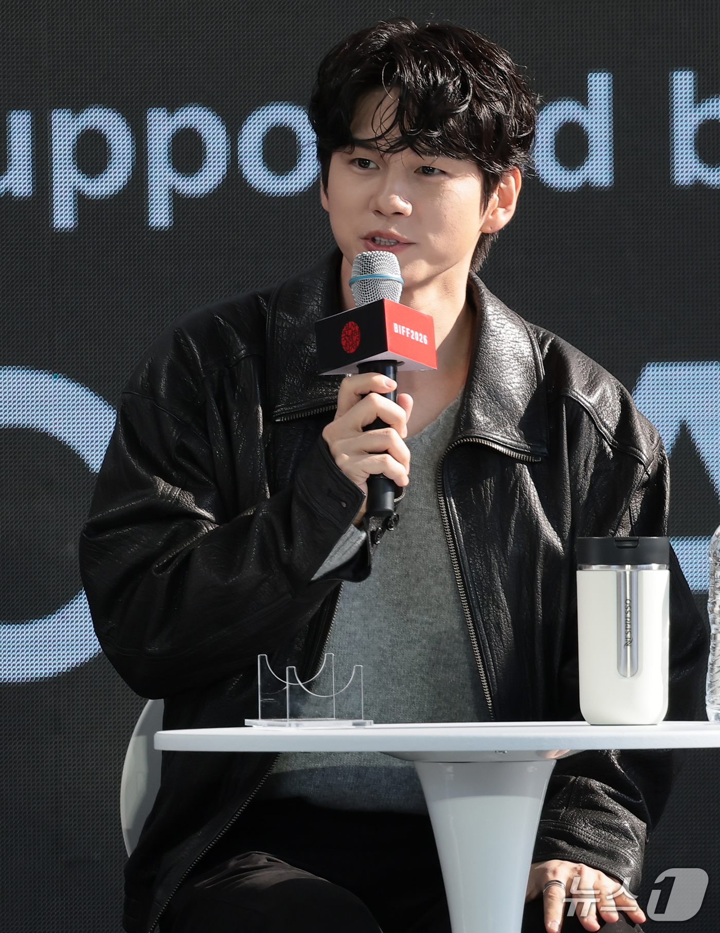 (부산=뉴스1) 권현진 기자 = 배우 옹성우가 7일 부산 해운대구 영화의전당 야외무대에서 열린 영화 ‘정가네’ 오픈토크에서 관객들과 즐거운 시간을 보내고 있다. 2026.10.7/ …