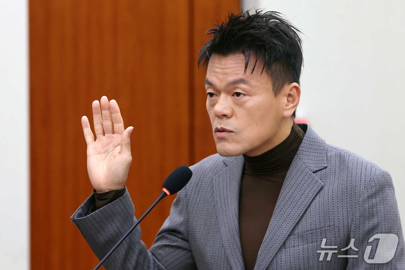 (서울=뉴스1) 황기선 기자 = 박진영 대중문화교류위원회 공동위원장이 7일 서울 여의도 국회 문화체육관광위원회에서 열린 문화체육관광부에 대한 국정감사에서 증인으로 출석, 선서를 하 …