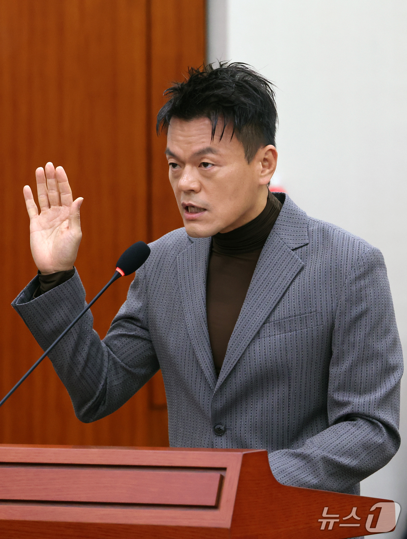 (서울=뉴스1) 황기선 기자 = 박진영 대중문화교류위원회 공동위원장이 7일 서울 여의도 국회 문화체육관광위원회에서 열린 문화체육관광부에 대한 국정감사에서 증인으로 출석, 선서를 하 …
