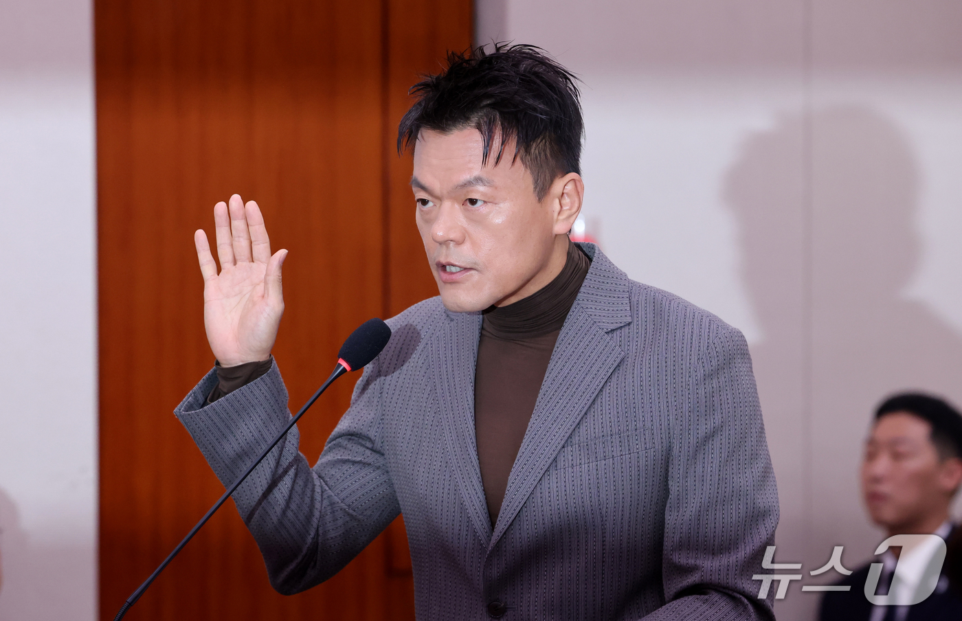 (서울=뉴스1) 황기선 기자 = 박진영 대중문화교류위원회 공동위원장이 7일 서울 여의도 국회 문화체육관광위원회에서 열린 문화체육관광부에 대한 국정감사에서 증인으로 출석, 선서를 하 …