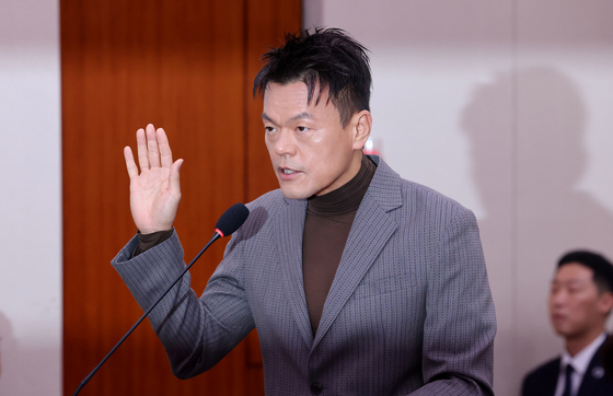 [국감] 선서하는 박진영 위원장