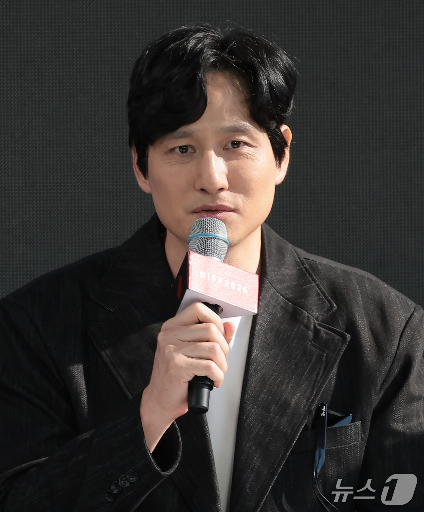 (부산=뉴스1) 권현진 기자 = 배우 박해준이 7일 부산 해운대구 영화의전당 야외무대에서 열린 영화 ‘정가네’ 오픈토크에서 관객들과 즐거운 시간을 보내고 있다. 2026.10.7/ …