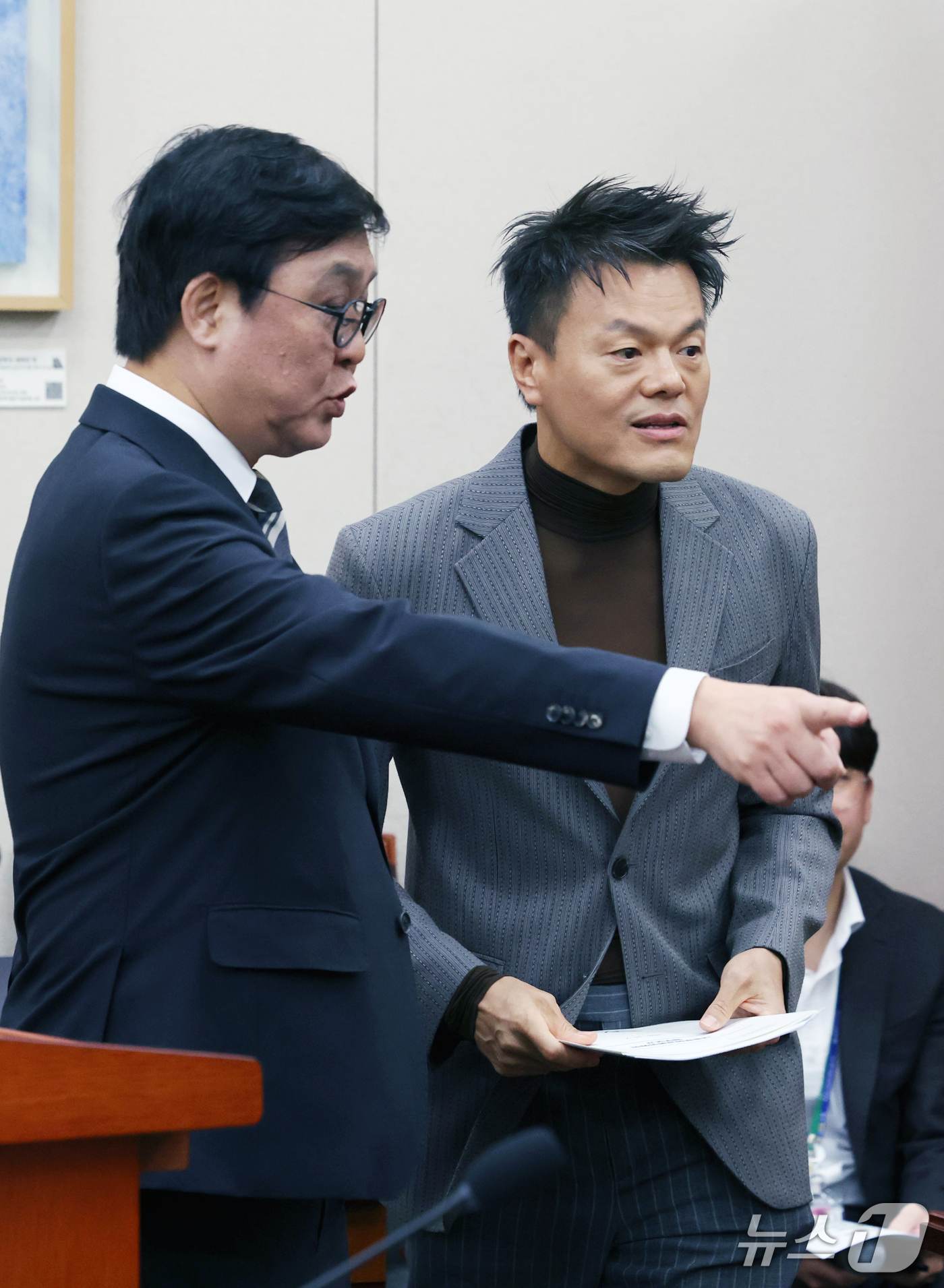 (서울=뉴스1) 황기선 기자 = 최휘영 문화체육관광부 장관과 박진영 대중문화교류위원회 공동위원장이 7일 서울 여의도 국회 문화체육관광위원회에서 열린 문화체육관광부에 대한 국정감사에 …