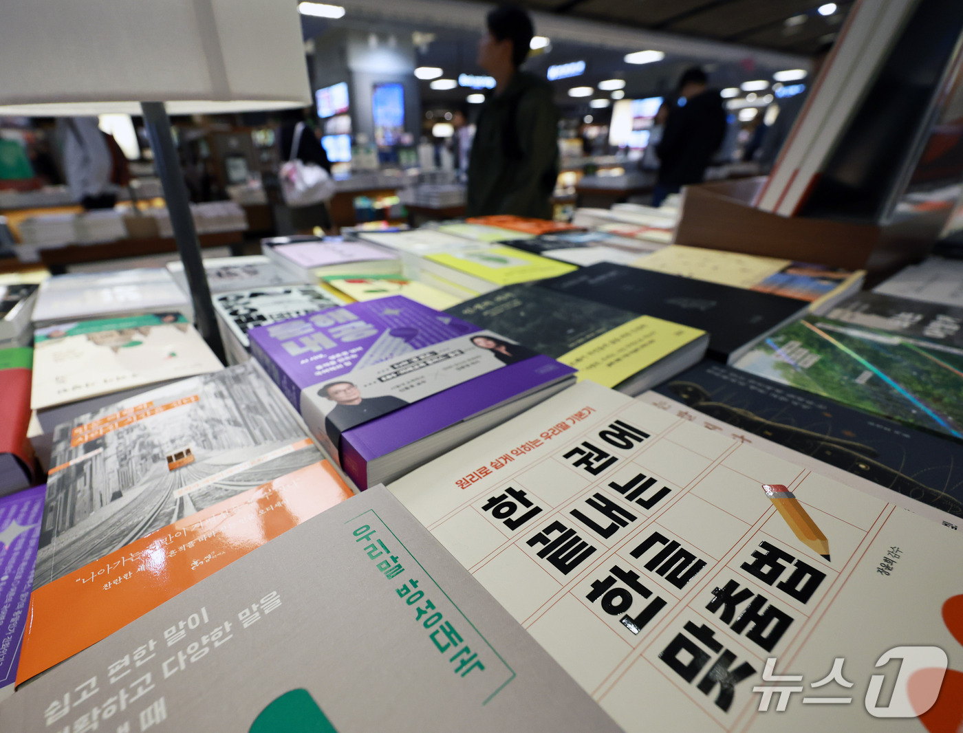 (서울=뉴스1) 구윤성 기자 = 한글날 제정 100주년을 앞둔 7일 서울의 한 대형 서점에 한글 맞춤법과 문해력 관련 도서가 진열돼 있다.예스24가 올해 1월 1일부터 9월 30일 …