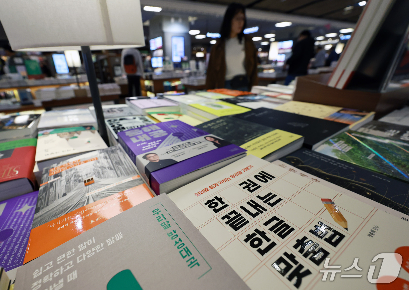 (서울=뉴스1) 구윤성 기자 = 한글날 제정 100주년을 앞둔 7일 서울의 한 대형 서점에 한글 맞춤법과 문해력 관련 도서가 진열돼 있다.예스24가 올해 1월 1일부터 9월 30일 …