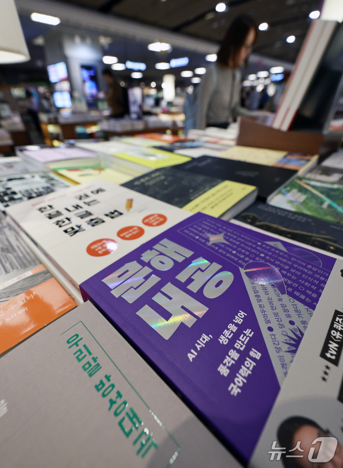 (서울=뉴스1) 구윤성 기자 = 한글날 제정 100주년을 앞둔 7일 서울의 한 대형 서점에 한글 맞춤법과 문해력 관련 도서가 진열돼 있다.예스24가 올해 1월 1일부터 9월 30일 …
