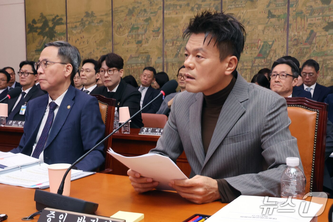 본문 이미지 - 박진영 대중문화교류위원회 공동위원장이 7일 서울 여의도 국회 문화체육관광위원회에서 열린 문화체육관광부에 대한 국정감사에서 증인으로 출석, 의원질의에 답하고 있다. 2026.10.7 ⓒ 뉴스1 황기선 기자
