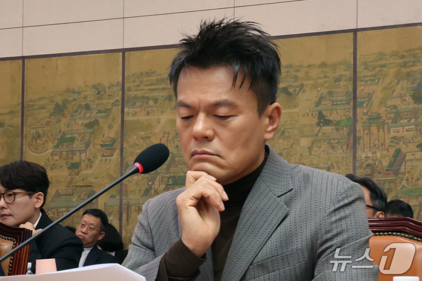 본문 이미지 - 박진영 대중문화교류위원회 공동위원장이 7일 서울 여의도 국회 문화체육관광위원회에서 열린 문화체육관광부에 대한 국정감사에서 증인으로 출석, 생각에 잠겨 있다. 2026.10.7 ⓒ 뉴스1 황기선 기자