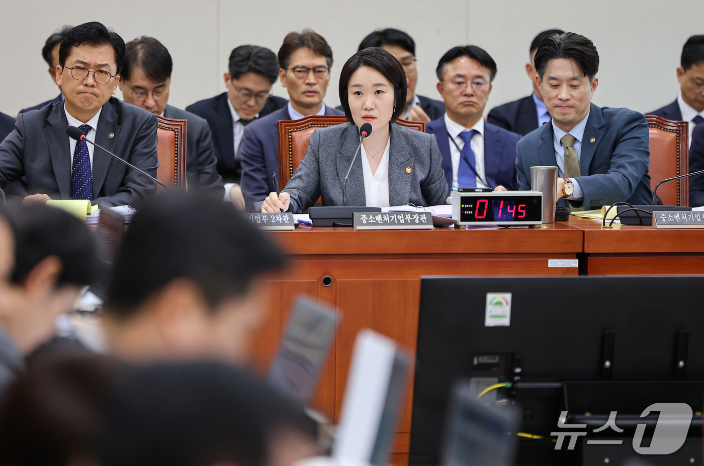 (서울=뉴스1) 김도우 기자 = 이소영 중소벤처기업부 장관이 7일 서울 여의도 국회에서 열린 산업통상자원중소벤처기업위원회 국정감사에 출석해 의원 질의에 답하고 있다. 2026.10 …