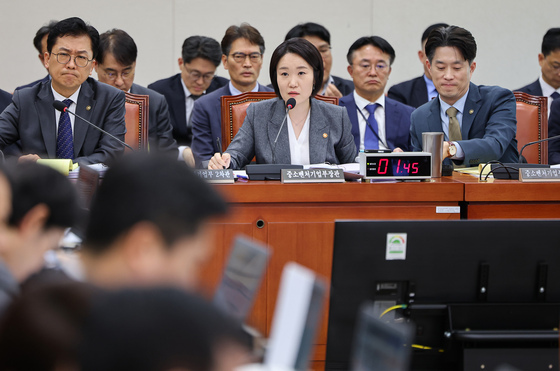 [국감] 의원 질의에 답하는 이소영 장관