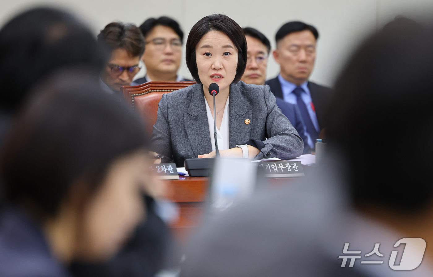 (서울=뉴스1) 김도우 기자 = 이소영 중소벤처기업부 장관이 7일 서울 여의도 국회에서 열린 산업통상자원중소벤처기업위원회 국정감사에 출석해 의원 질의에 답하고 있다. 2026.10 …