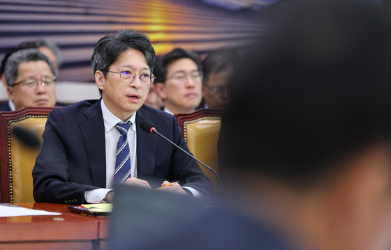[국감] 의원 질의에 답하는 홍지선 장관