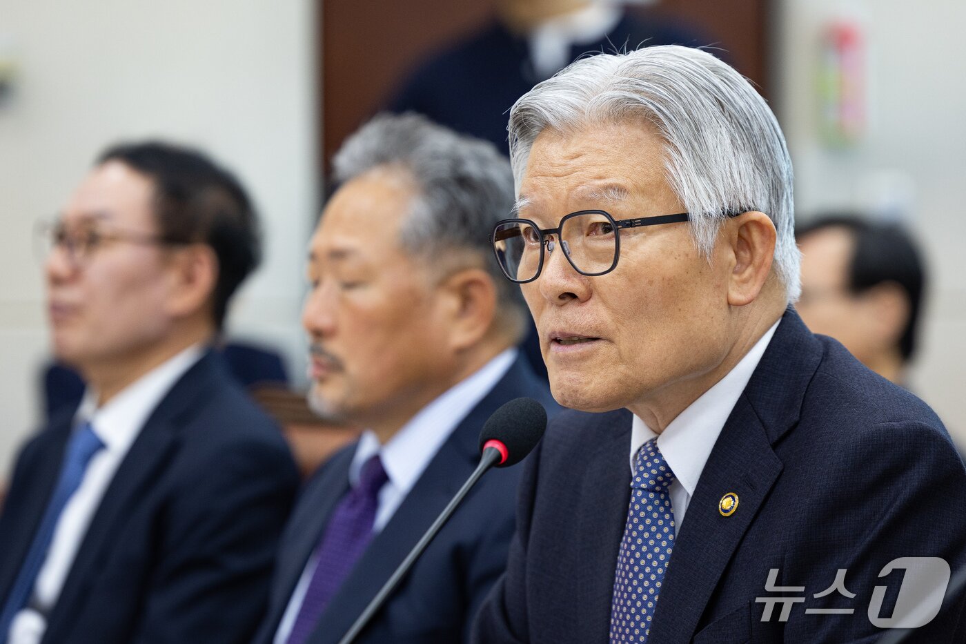본문 이미지 - 최동석 인사혁신처장이 7일 서울 여의도 국회에서 열린 행정안전위원회의 중앙선거관리위원회 등에 대한 국정감사에 출석해 의원 질의에 답하고 있다. 2026.10.7 ⓒ 뉴스1 유승관 기자