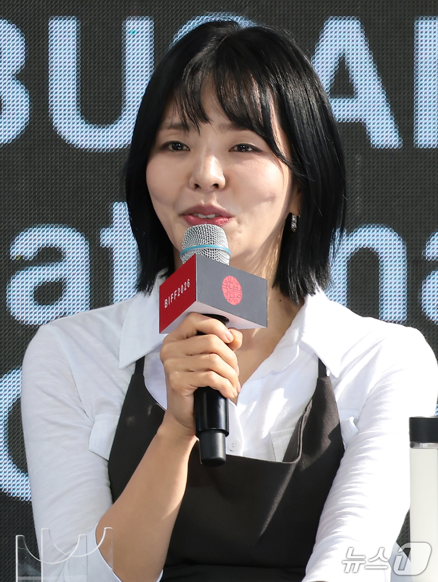 (부산=뉴스1) 권현진 기자 = 김지현 감독이 7일 부산 해운대구 영화의전당 야외무대에서 열린 영화 ‘정가네’ 오픈토크에서 인사말을 하고 있다. 2026.10.7/뉴스1