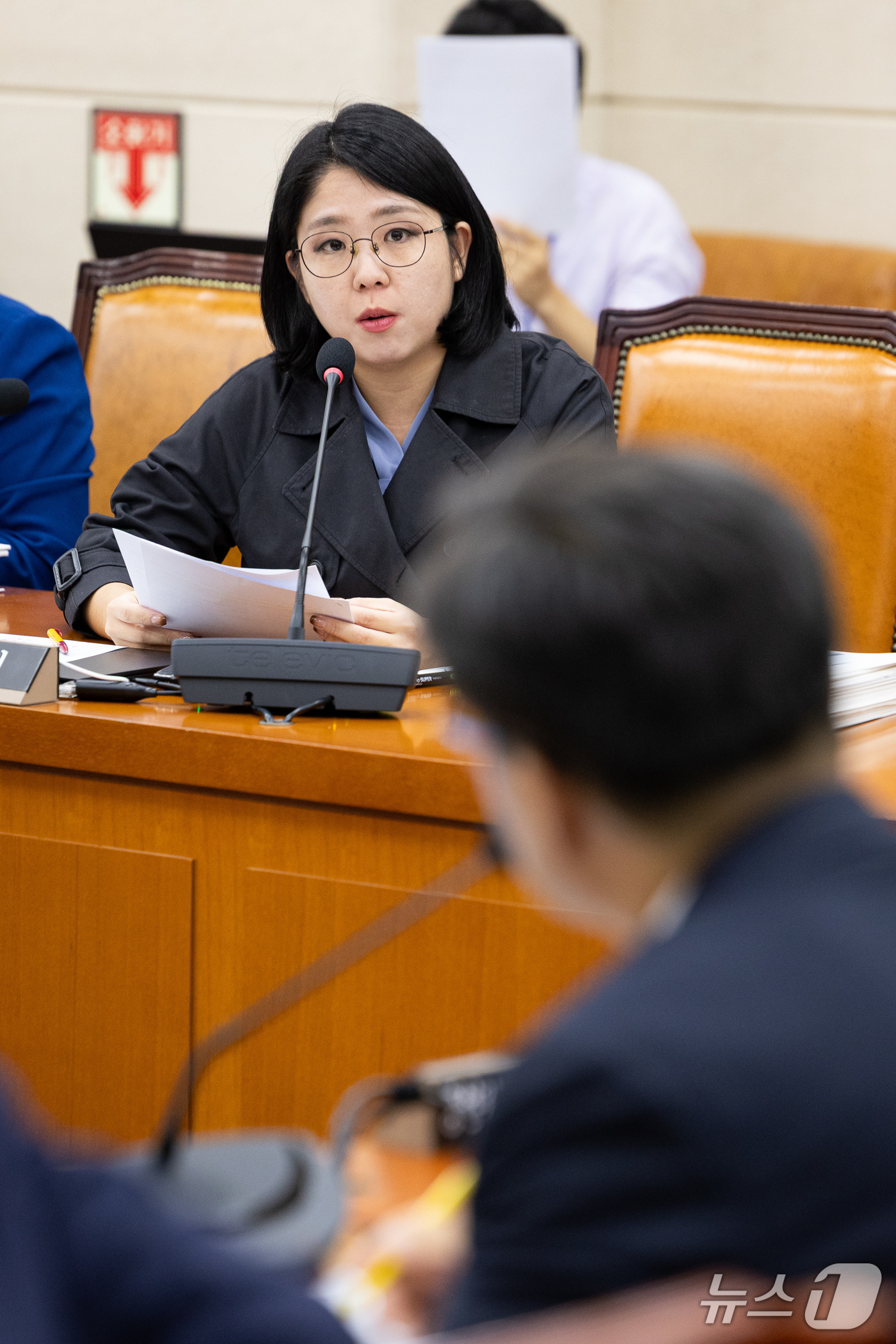 (서울=뉴스1) 유승관 기자 = 용혜인 기본소득당 의원이 7일 서울 여의도 국회에서 열린 행정안전위원회의 중앙선거관리위원회 등에 대한 국정감사에서 최용철 소방청장에게 질의하고 있다 …