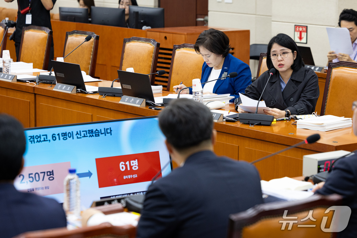 (서울=뉴스1) 유승관 기자 = 용혜인 기본소득당 의원이 7일 서울 여의도 국회에서 열린 행정안전위원회의 중앙선거관리위원회 등에 대한 국정감사에서 최용철 소방청장에게 질의하고 있다 …