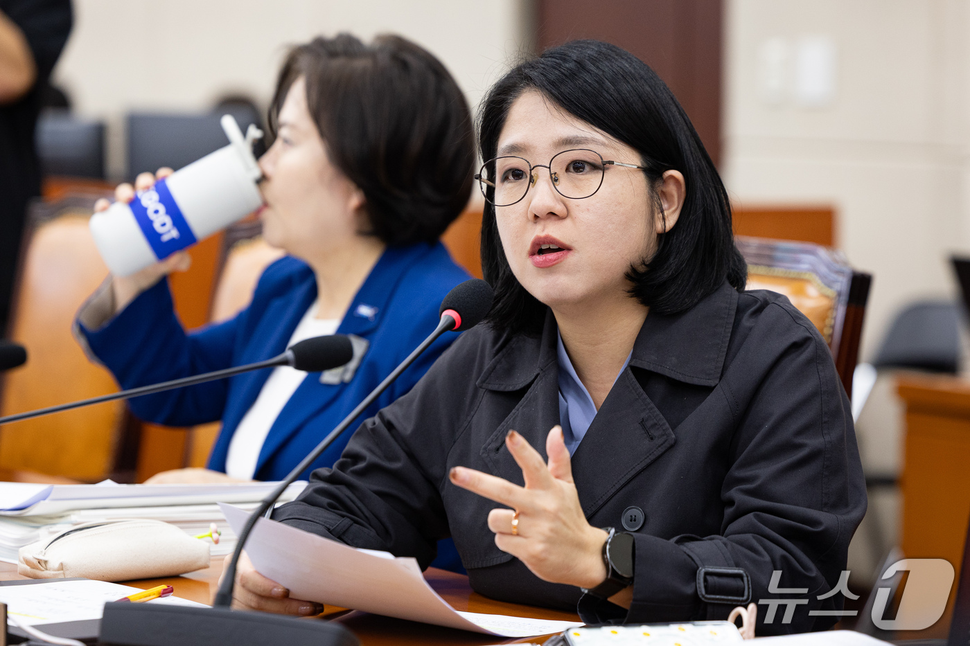 (서울=뉴스1) 유승관 기자 = 용혜인 기본소득당 의원이 7일 서울 여의도 국회에서 열린 행정안전위원회의 중앙선거관리위원회 등에 대한 국정감사에서 최용철 소방청장에게 질의하고 있다 …
