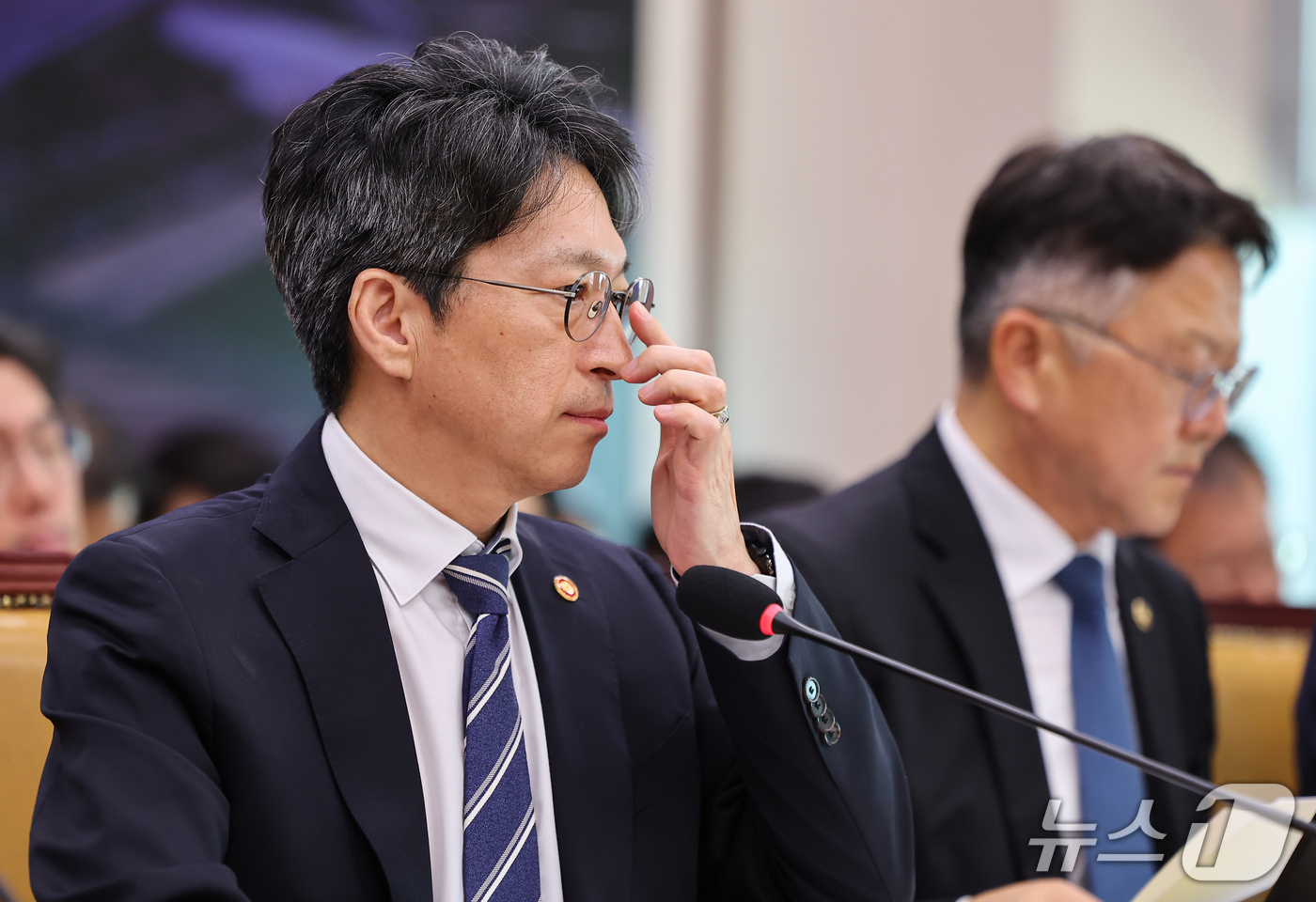 (서울=뉴스1) 김도우 기자 = 홍지선 국토교통부 장관이 7일 서울 여의도 국회에서 열린 국토교통위원회 국정감사에서 의원 질의를 듣던 중 안경을 고쳐 쓰고 있다. 2026.10.7 …