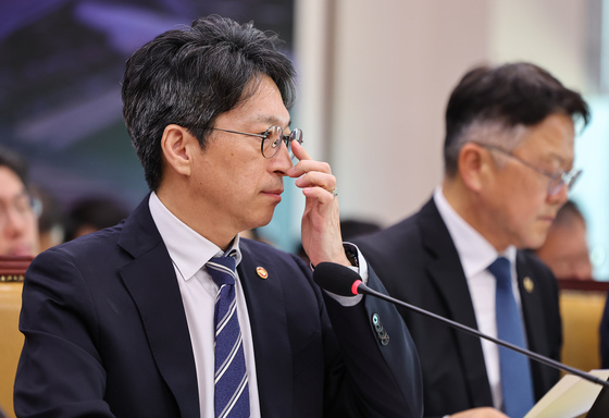 [국감] 안경 고쳐쓰는 홍지선 국토부 장관