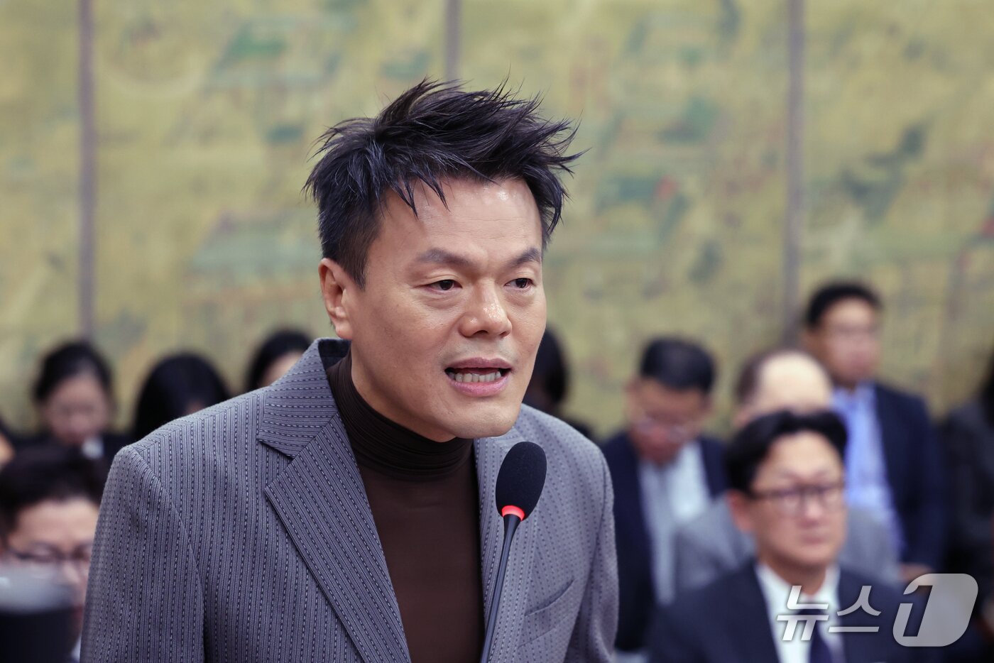 본문 이미지 - 박진영 대중문화교류위원회 공동위원장이 7일 서울 여의도 국회 문화체육관광위원회에서 열린 문화체육관광부에 대한 국정감사에서 증인으로 출석, 업무보고를 하고 있다. 2026.10.7 ⓒ 뉴스1 황기선 기자