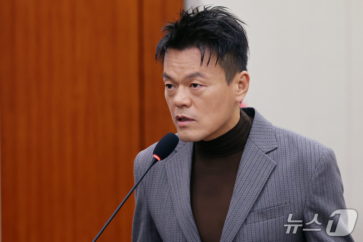 본문 이미지 - 박진영 대중문화교류위원회 공동위원장이 7일 서울 여의도 국회 문화체육관광위원회에서 열린 문화체육관광부에 대한 국정감사에서 증인으로 출석, 업무보고를 하고 있다. 2026.10.7 ⓒ 뉴스1 황기선 기자