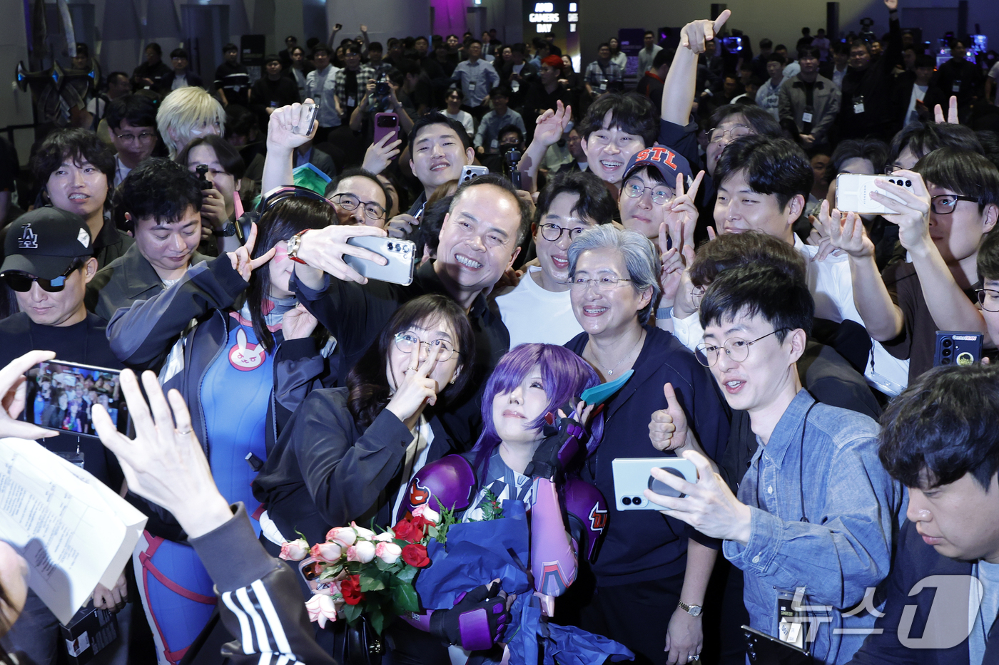 (서울=뉴스1) 박정호 기자 = 리사 수 AMD CEO가 7일 오후 서울시 용산구 드래곤시티에서 열린 AMD 게이머 데이 행사에서 참석자들과 기념 촬영을 하고 있다.  2026.1 …