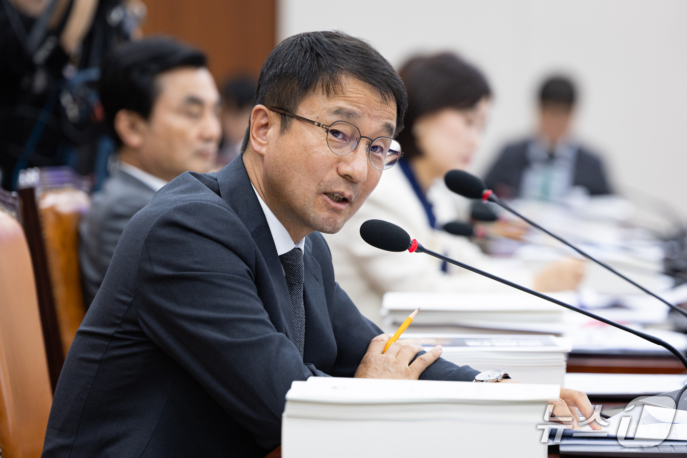 (서울=뉴스1) 유승관 기자 = 한병도 더불어민주당 원내대표가 7일 서울 여의도 국회에서 열린 교육위원회의 교육부 등에 대한 국정감사에서 질의하고 있다. 2026.10.7/뉴스1