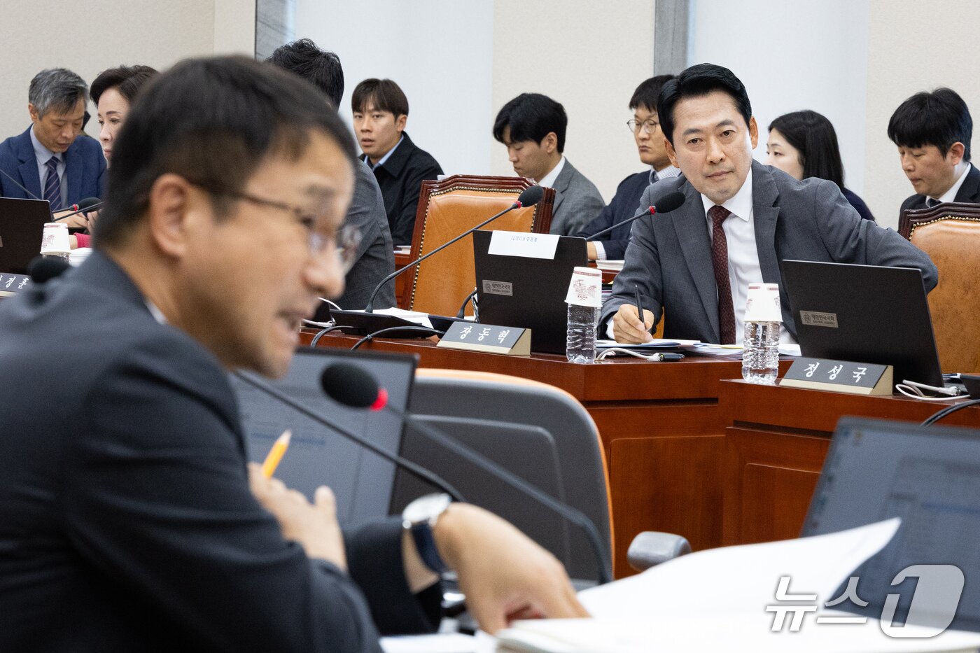 본문 이미지 - 장동혁 국민의힘 대표가 지난 7일 서울 여의도 국회에서 열린 교육위원회의 교육부 등에 대한 국정감사에서 한병도 더불어민주당 원내대표의 질의를 지켜보고 있다. 2026.10.7 ⓒ 뉴스1 유승관 기자
