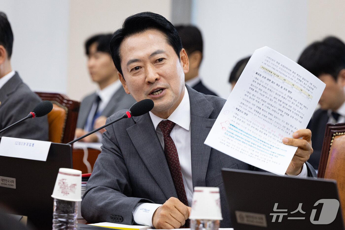 본문 이미지 - 장동혁 국민의힘 대표가 7일 서울 여의도 국회에서 열린 교육위원회의 교육부 등에 대한 국정감사에서 수시 원서접수 시스템 장애 관련 최교진 교육부 장관에게 질의하고 있다. 2026.10.7 ⓒ 뉴스1 유승관 기자