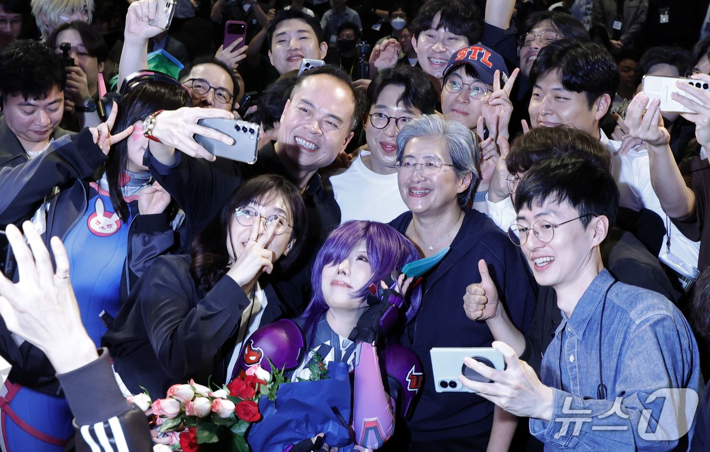 (서울=뉴스1) 박정호 기자 = 리사 수 AMD CEO가 7일 오후 서울시 용산구 드래곤시티에서 열린 AMD 게이머 데이 행사에서 참석자들과 기념 촬영을 하고 있다.  2026.1 …