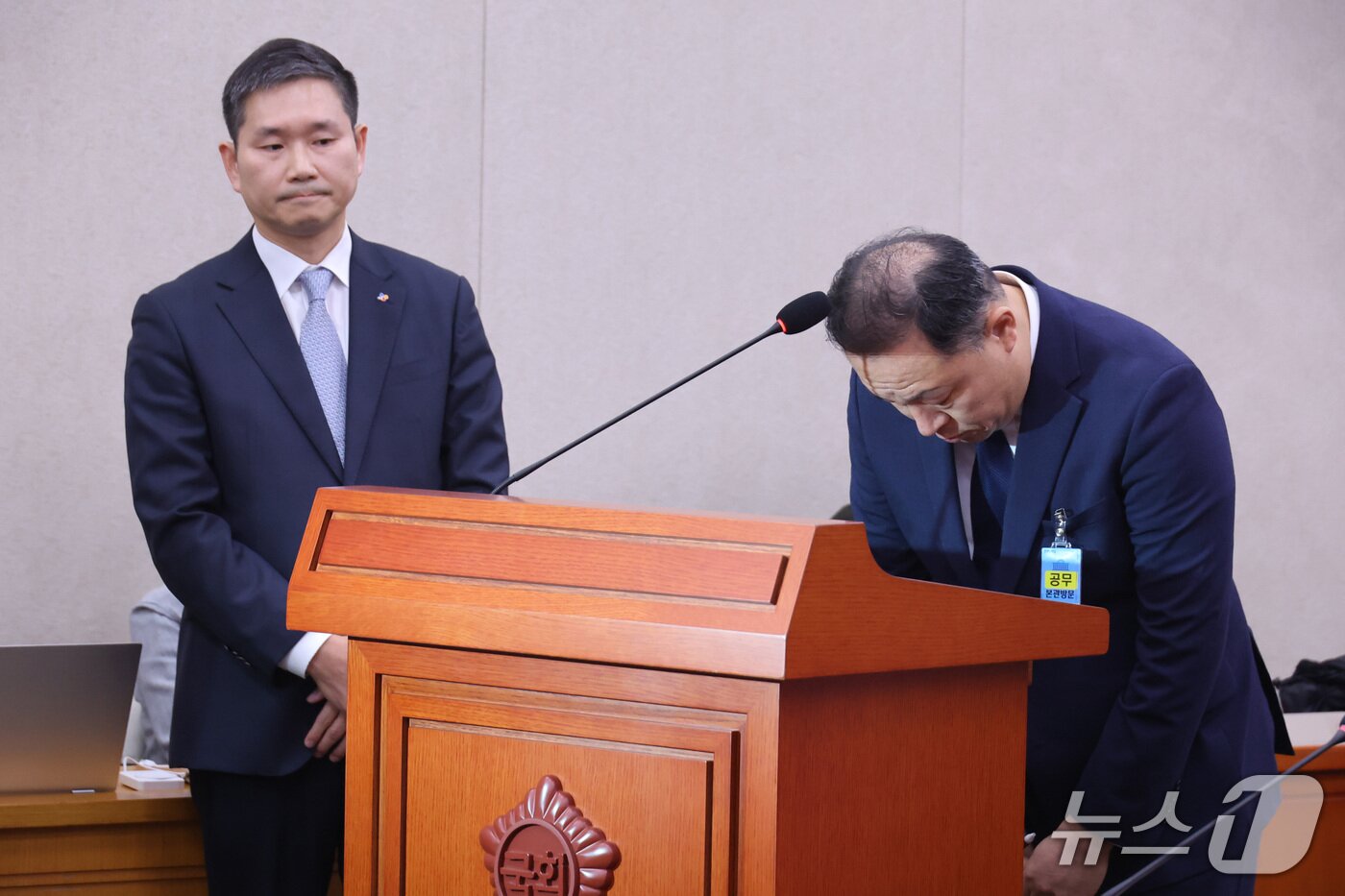 본문 이미지 - 김찬호 CJ제일제당 대표와 이운익 삼양사 대표가 7일 서울 여의도 국회에서 열린 농림축산식품해양수산위원회의 농림축산식품부 등에 대한 국정감사에서 고개 숙여 인사하고 있다. 2026.10.7 ⓒ 뉴스1 신웅수 기자