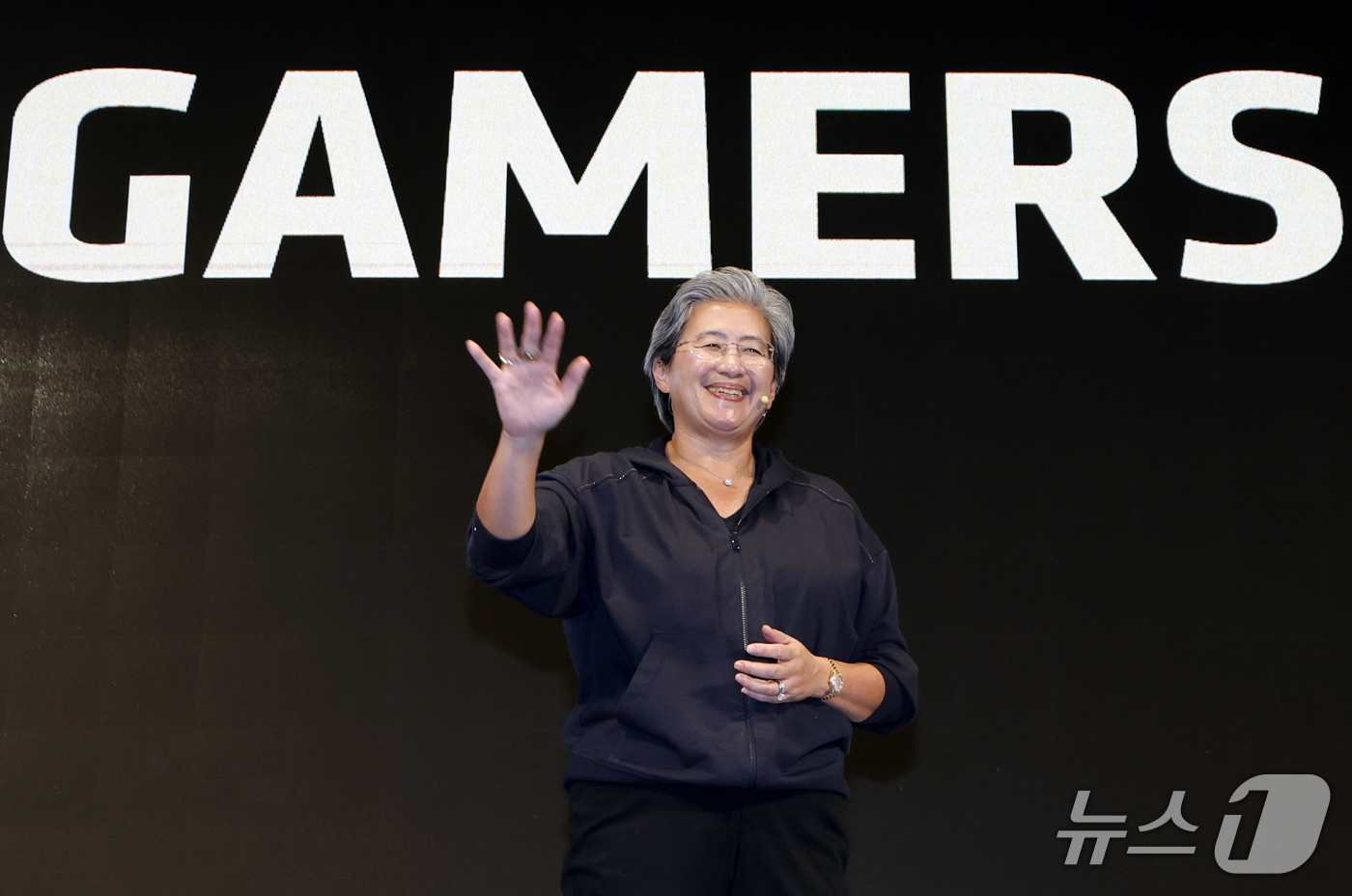 (서울=뉴스1) 박정호 기자 = 리사 수 AMD CEO가 7일 오후 서울시 용산구 드래곤시티에서 열린 AMD 게이머 데이 행사에서 참석자들을 향해 인사를 하고 있다.  2026.1 …
