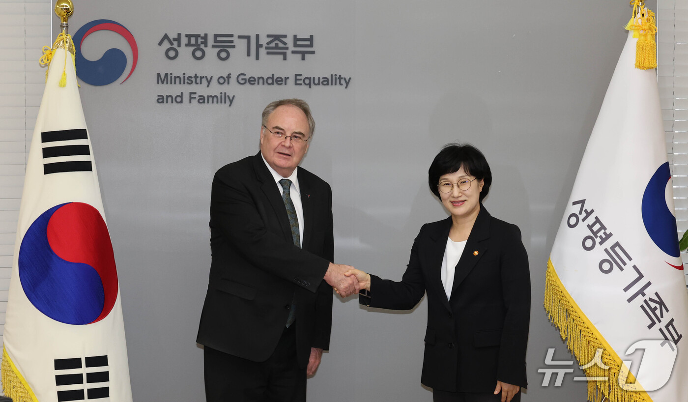 (서울=뉴스1) 이종덕 기자 = 원민경 성평등가족부 장관이 7일 서울 종로구 정부서울청사에서 제프 로빈슨 주한 호주대사와 면담하기 앞서 인사를 나누고 있다. 2026.10.7/뉴스 …