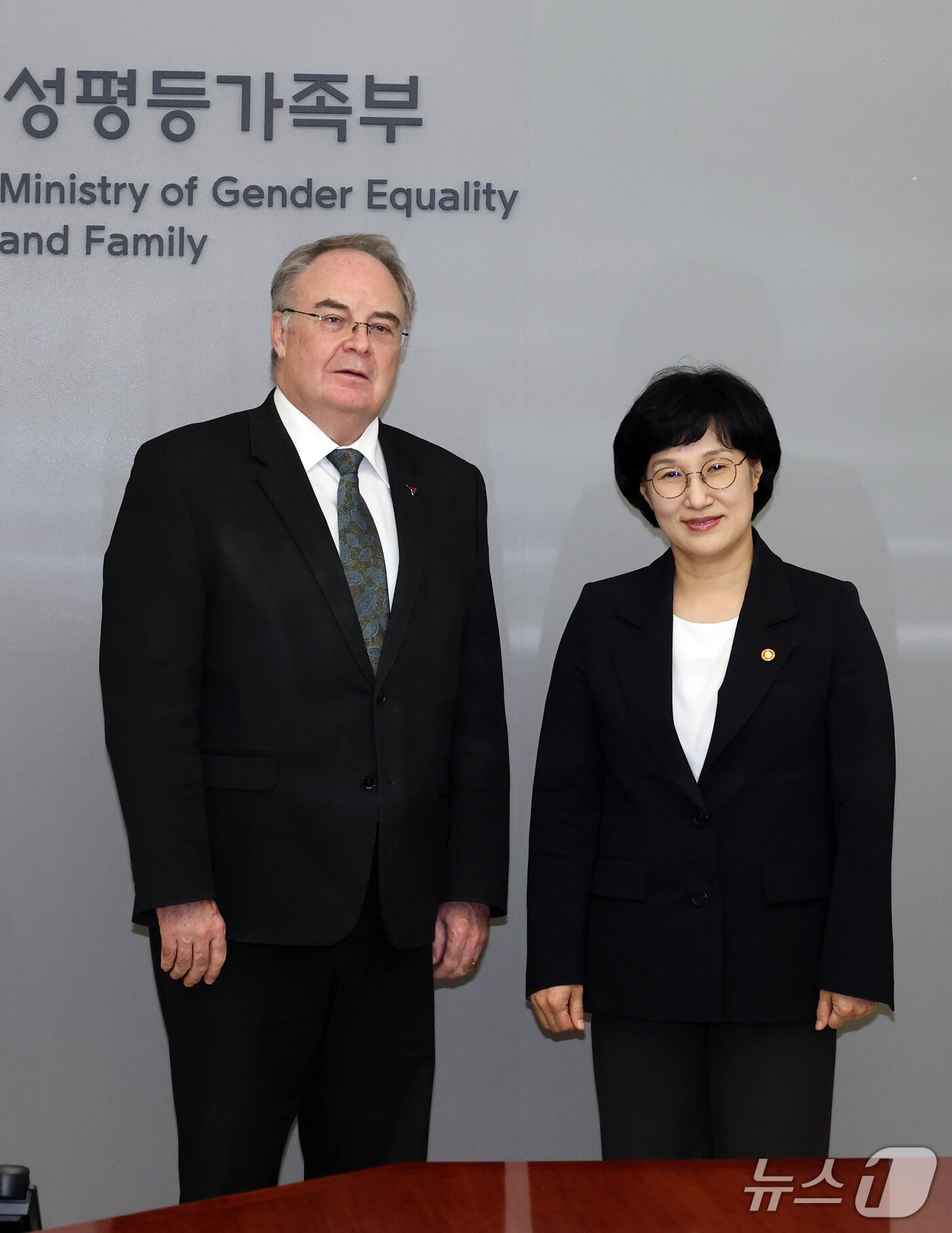 (서울=뉴스1) 이종덕 기자 = 원민경 성평등가족부 장관이 7일 서울 종로구 정부서울청사에서 제프 로빈슨 주한 호주대사와 면담하기 앞서 기념촬영을 하고 있다. 2026.10.7/뉴 …