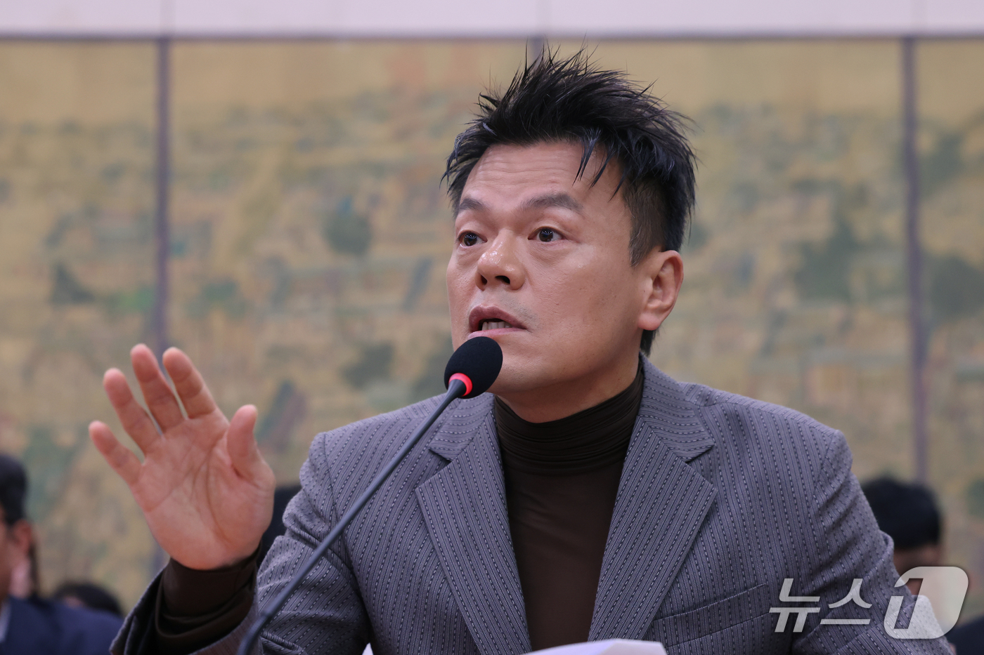 (서울=뉴스1) 황기선 기자 = 박진영 대중문화교류위원회 공동위원장이 7일 서울 여의도 국회 문화체육관광위원회에서 열린 문화체육관광부에 대한 국정감사에서 증인으로 출석, 의원질의에 …