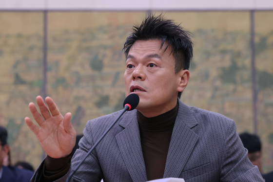 [국감] 의원 질의에 답하는 박진영 위원장