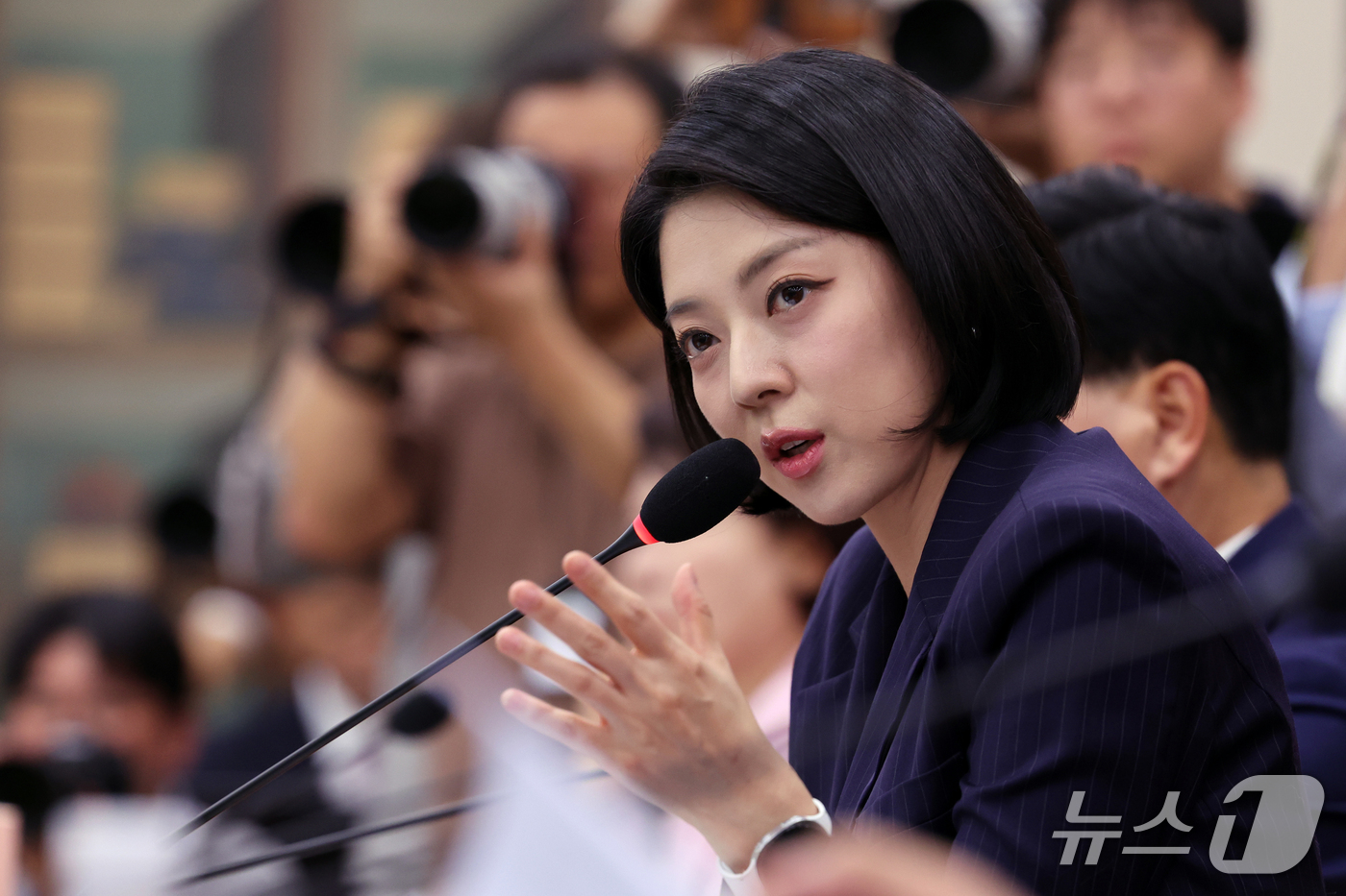 (서울=뉴스1) 황기선 기자 = 배현진 국민의힘 의원이  7일 서울 여의도 국회 문화체육관광위원회에서 열린 문화체육관광부에 대한 국정감사에서 증인으로 출석한 박진영 대중문화교류위원 …