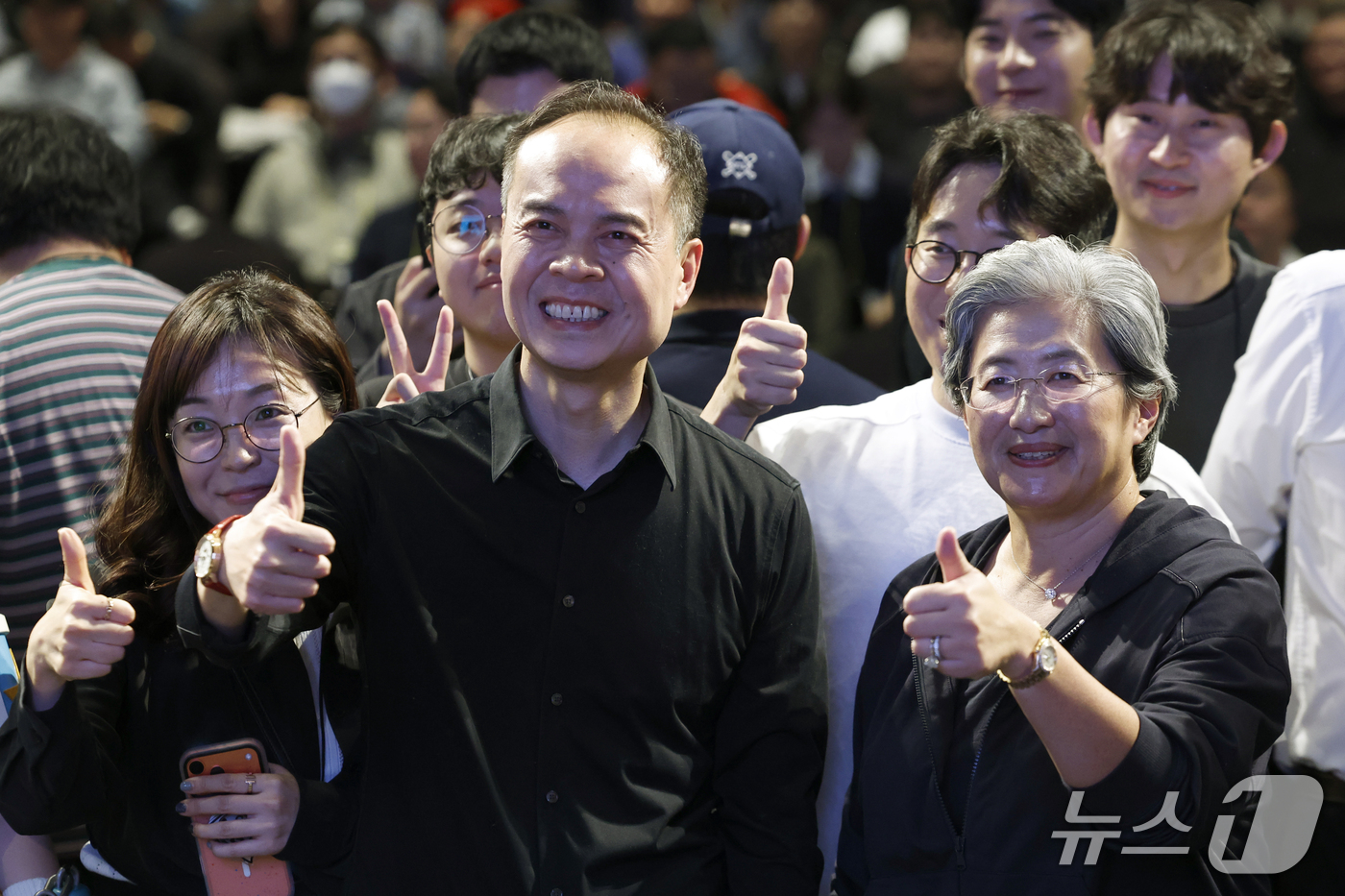 (서울=뉴스1) 박정호 기자 = 리사 수 AMD CEO(오른쪽)와 잭슨 수석부사장이 7일 오후 서울시 용산구 드래곤시티에서 열린 AMD 게이머 데이 행사에서 참석자들과 함께 기념 …