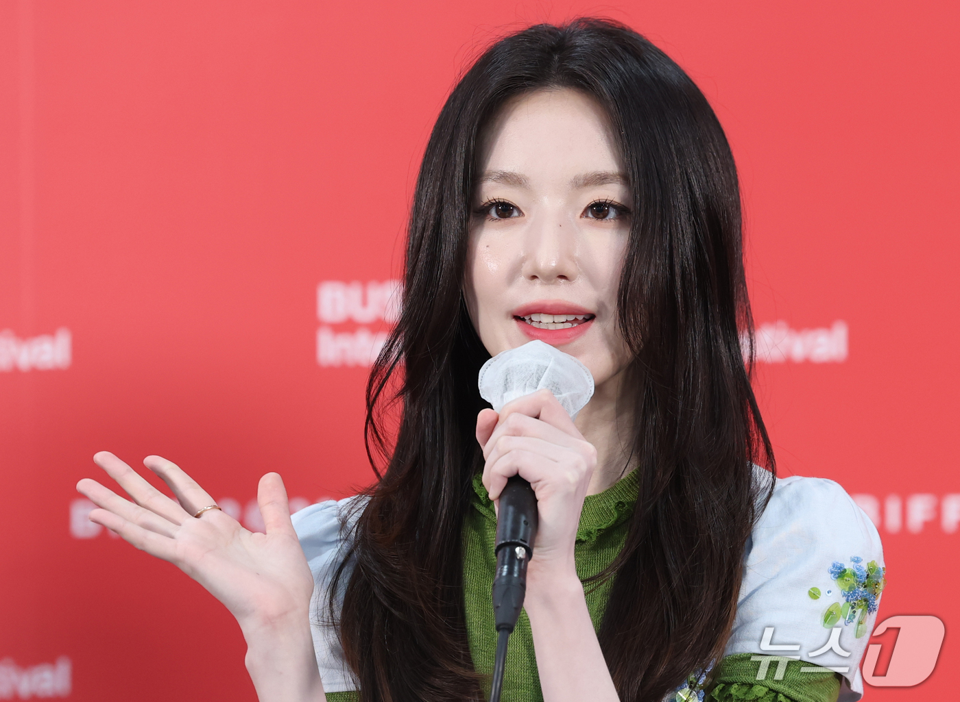 (부산=뉴스1) 권현진 기자 = 아이들 슈화가 7일 부산 해운대구 영화의전당 비프힐에서 열린 ‘제31회 부산국제영화제’(BIFF)  '오래오래 행복하게‘ 기자회견에 참석해 인사말을 …