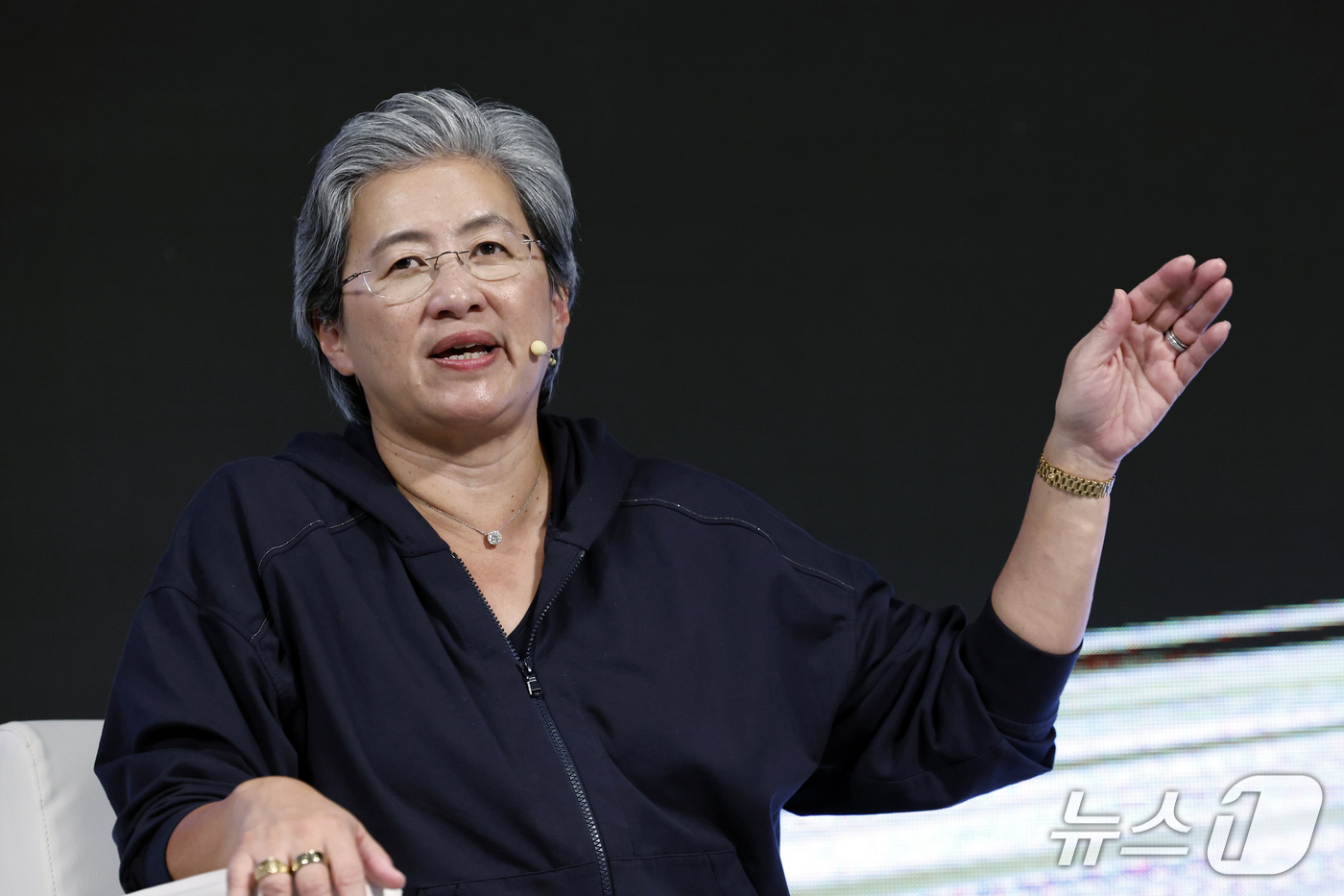 (서울=뉴스1) 박정호 기자 = 리사 수 AMD CEO가 7일 오후 서울시 용산구 드래곤시티에서 열린 AMD 게이머 데이 행사에서 참석자들의 질문에 답하고 있다.  2026.10. …