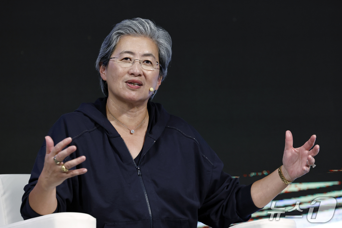 (서울=뉴스1) 박정호 기자 = 리사 수 AMD CEO가 7일 오후 서울시 용산구 드래곤시티에서 열린 AMD 게이머 데이 행사에서 참석자들의 질문에 답하고 있다.  2026.10. …