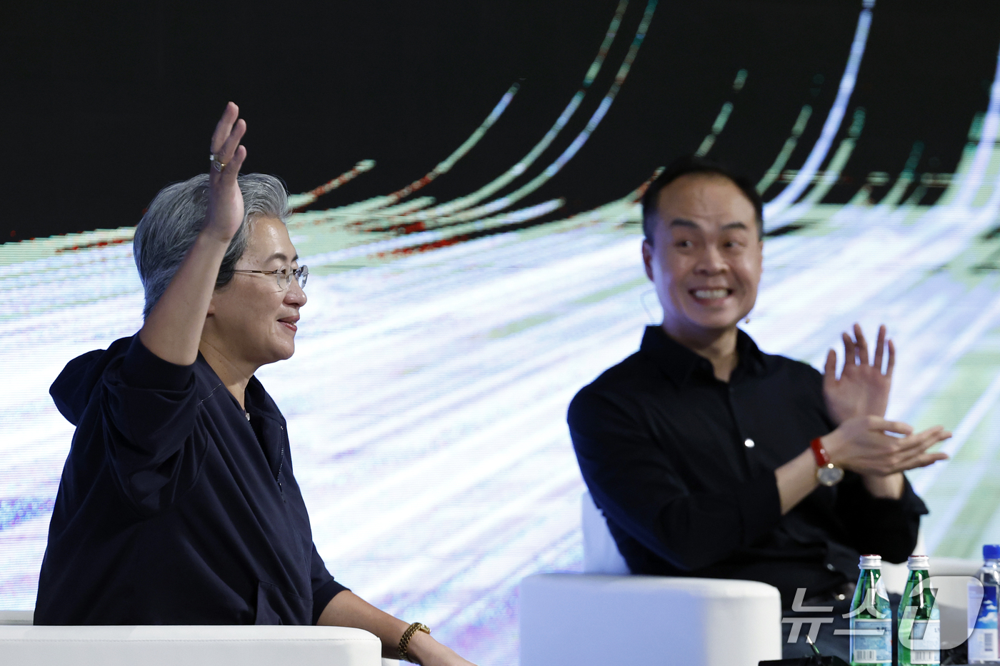 (서울=뉴스1) 박정호 기자 = 리사 수 AMD CEO가 7일 오후 서울시 용산구 드래곤시티에서 열린 AMD 게이머 데이 행사에서 참석자들에게 AMD 사용하는 사람들에게 손을 들어 …
