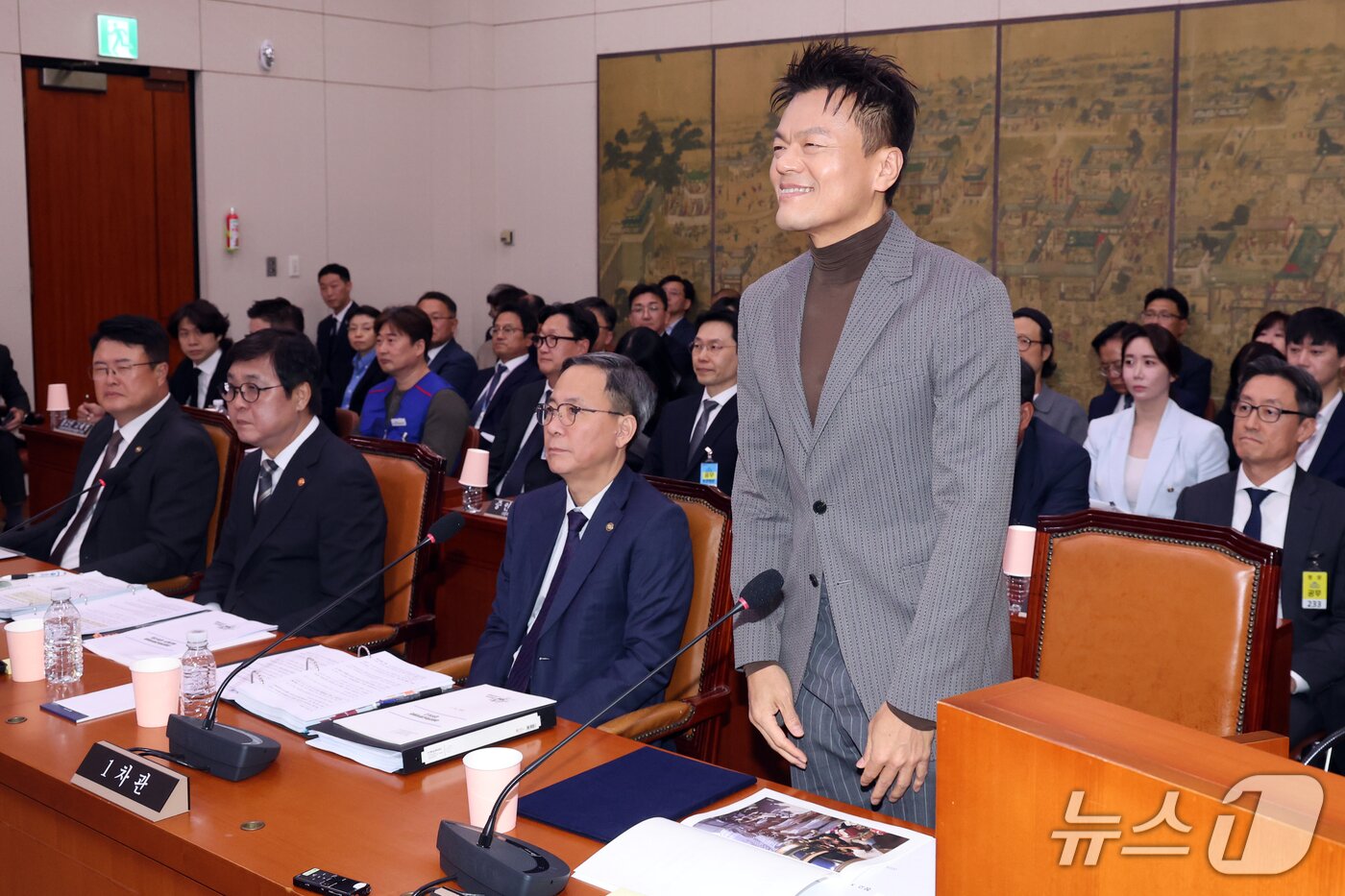 본문 이미지 - 박진영 대중문화교류위원회 공동위원장이 7일 서울 여의도 국회 문화체육관광위원회에서 열린 문화체육관광부에 대한 국정감사에서 증인으로 출석하고 있다. 2026.10.7 ⓒ 뉴스1 황기선 기자