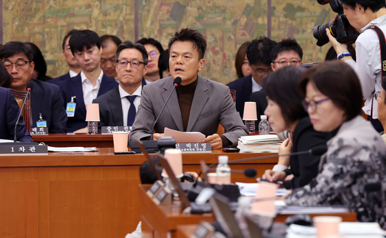 [국감] 질의에 답하는 박진영 위원장