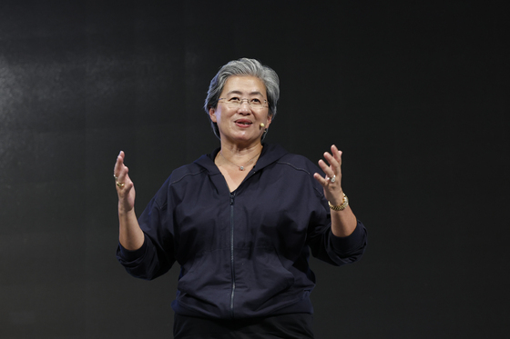 인사말 하는 리사 수