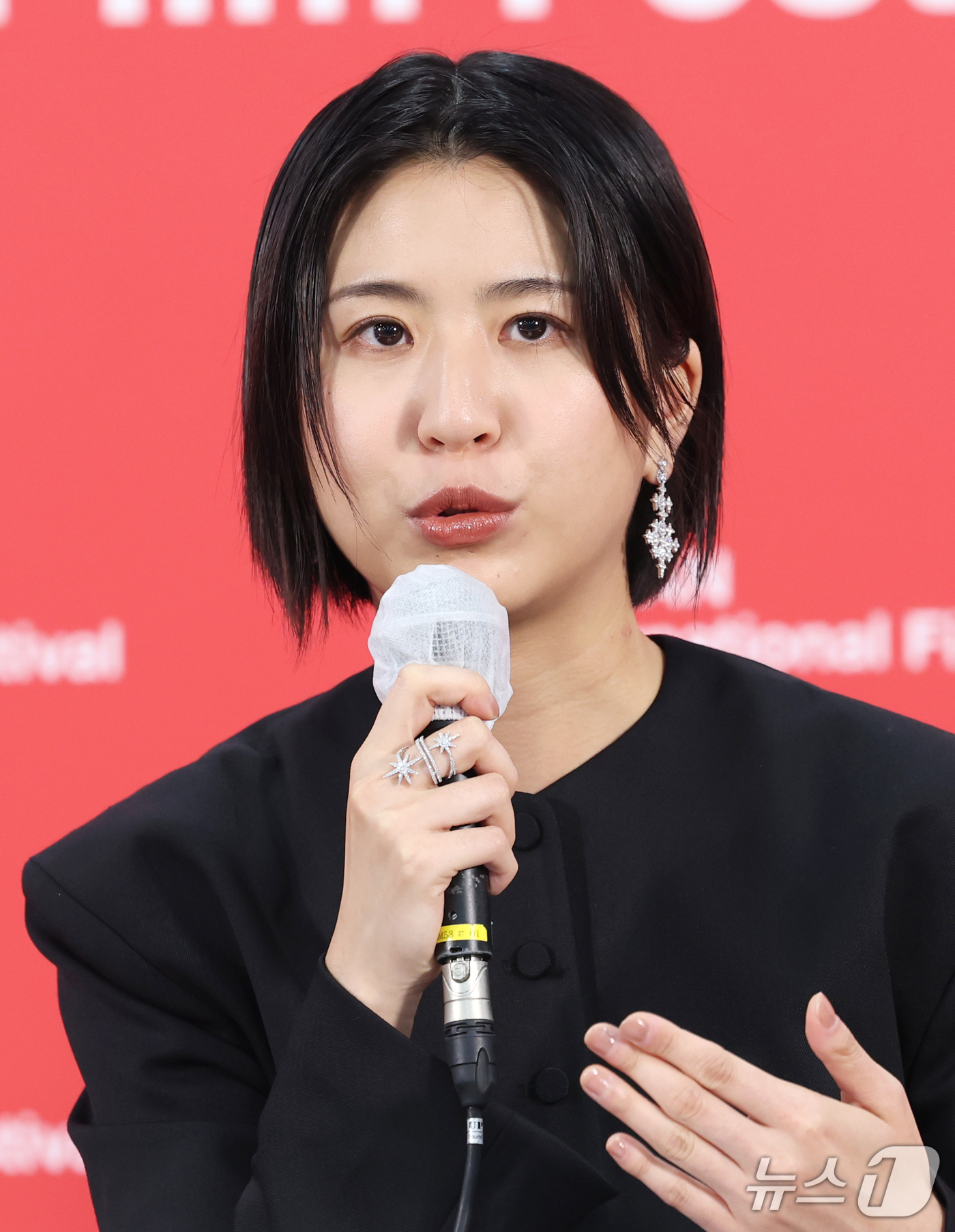 (부산=뉴스1) 권현진 기자 = 배우 진선이 7일 부산 해운대구 영화의전당 비프힐에서 열린 ‘제31회 부산국제영화제’(BIFF) '오래오래 행복하게‘ 기자회견에 참석해 인사말을 하 …