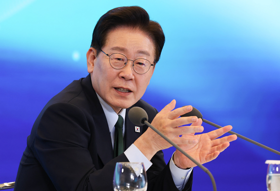 늘어난 李대통령 SNS 메시지에…靑 "현 상황 절박하게 보고 있는 것"