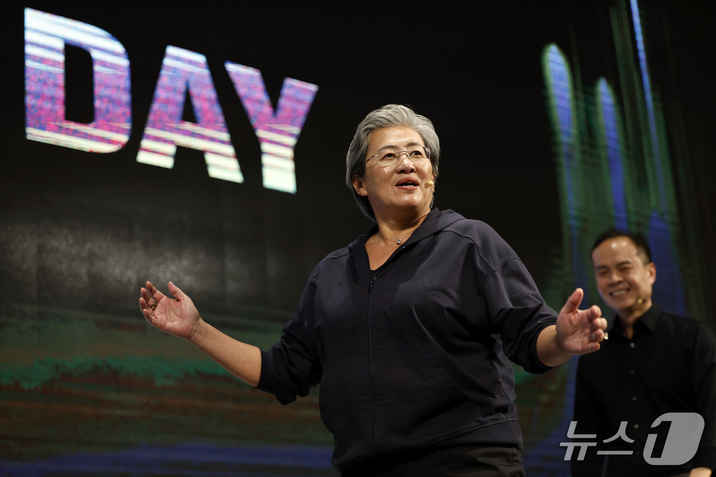 (서울=뉴스1) 박정호 기자 = 리사 수 AMD CEO가 7일 오후 서울시 용산구 드래곤시티에서 열린 AMD 게이머 데이 행사에 참석해 단상에 오르고 있다.  2026.10.7/뉴 …