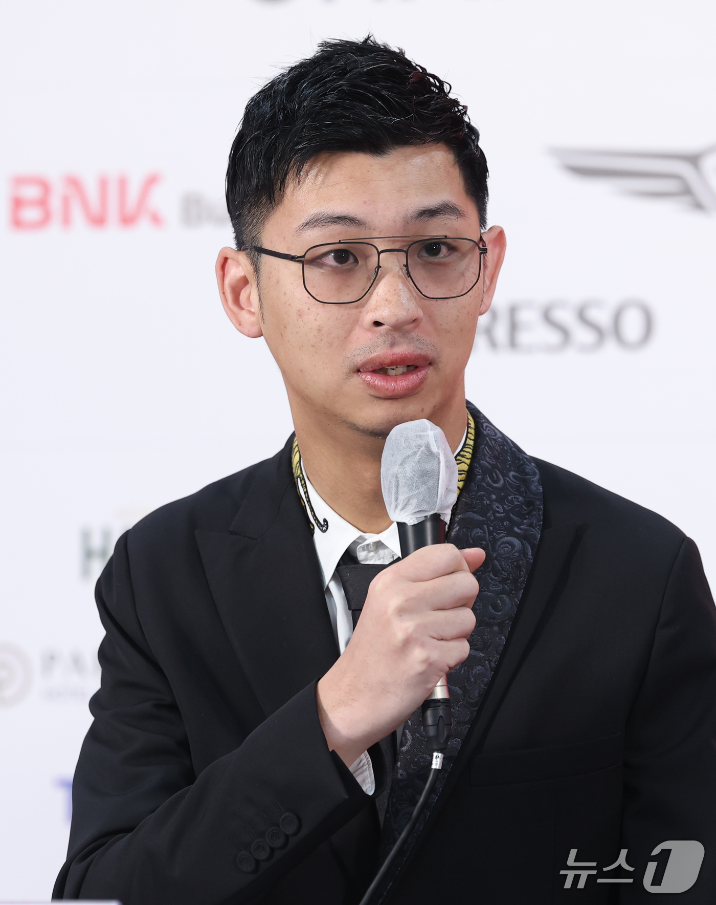 (부산=뉴스1) 권현진 기자 = 클리퍼드 미유 프로듀서가 7일 부산 해운대구 영화의전당 비프힐에서 열린 ‘제31회 부산국제영화제’(BIFF) '오래오래 행복하게‘ 기자회견에 참석해 …