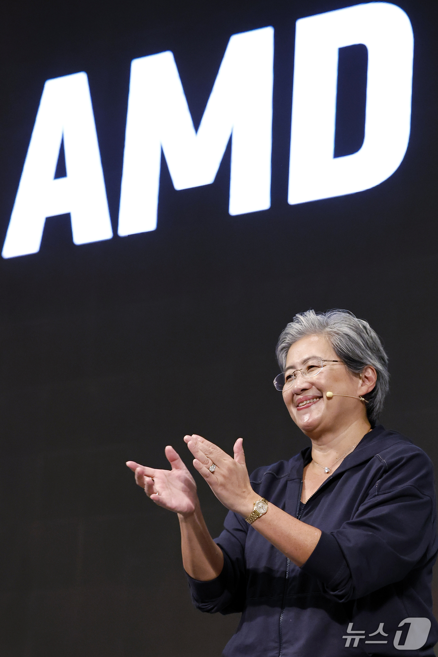 (서울=뉴스1) 박정호 기자 = 리사 수 AMD CEO가 7일 오후 서울시 용산구 드래곤시티에서 열린 AMD 게이머 데이 행사에서 참석자들을 향해 박수를 보내고 있다.  2026. …